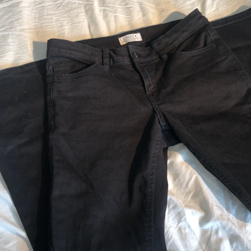 Dax att sälja mina svarta low waist jeans (Freja flared) från Lindex använda rätt mycket super fina fint skick säljer pga det kommer typ aldrig till användning ☺️. Jeans & Byxor.