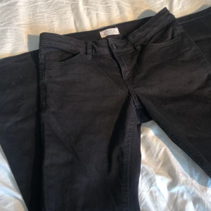 Flared jenas  - Dax att sälja mina svarta low waist jeans (Freja flared) från Lindex använda rätt mycket super fina fint skick säljer pga det kommer typ aldrig till användning ☺️