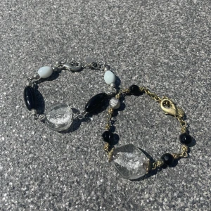 Två gulliga armband - Två gulliga armband med stora fina pärlor. Ens är i silvrig och andra är guldig. Styck pris 15kr eller båda för 20kr