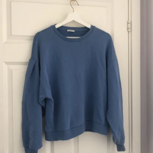 Tröja  - Blå tröja i bra skick. Säljer tröjan eftersom jag inte använder den. 