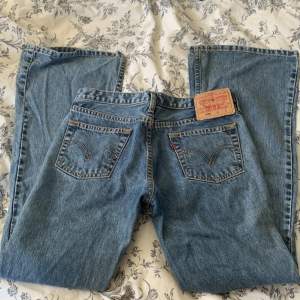 Jätte fina lågmidjade levis jeans som knappt kommit till användning🤩✨ köp direkt för 450kr!!