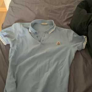 Äkta moncler T-shirt - Säljer min moncler t shirt eftersom jag ej använder den längre, inga skador osv 1400 exl frakt