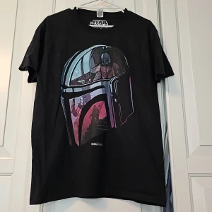 T-shirt Mandalorian - Svart T-shirt med bild på Mandalorian. Lite använd. 