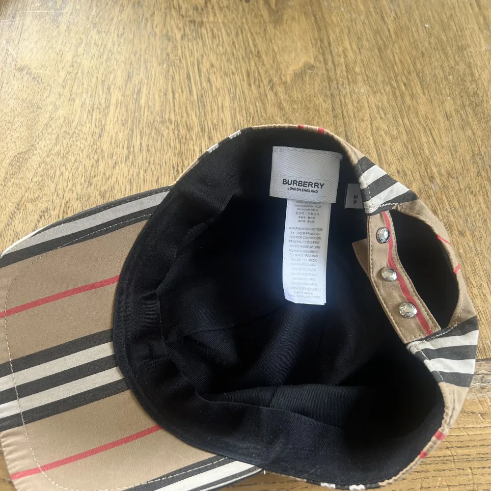 Burberry ”BT” logo keps till salu.  Storlek M men går att justera till specifik storlek. 9/10 i skick finns inga tecken på användning.  Fraktas spårbart eller hämtas på plats.. Accessoarer.