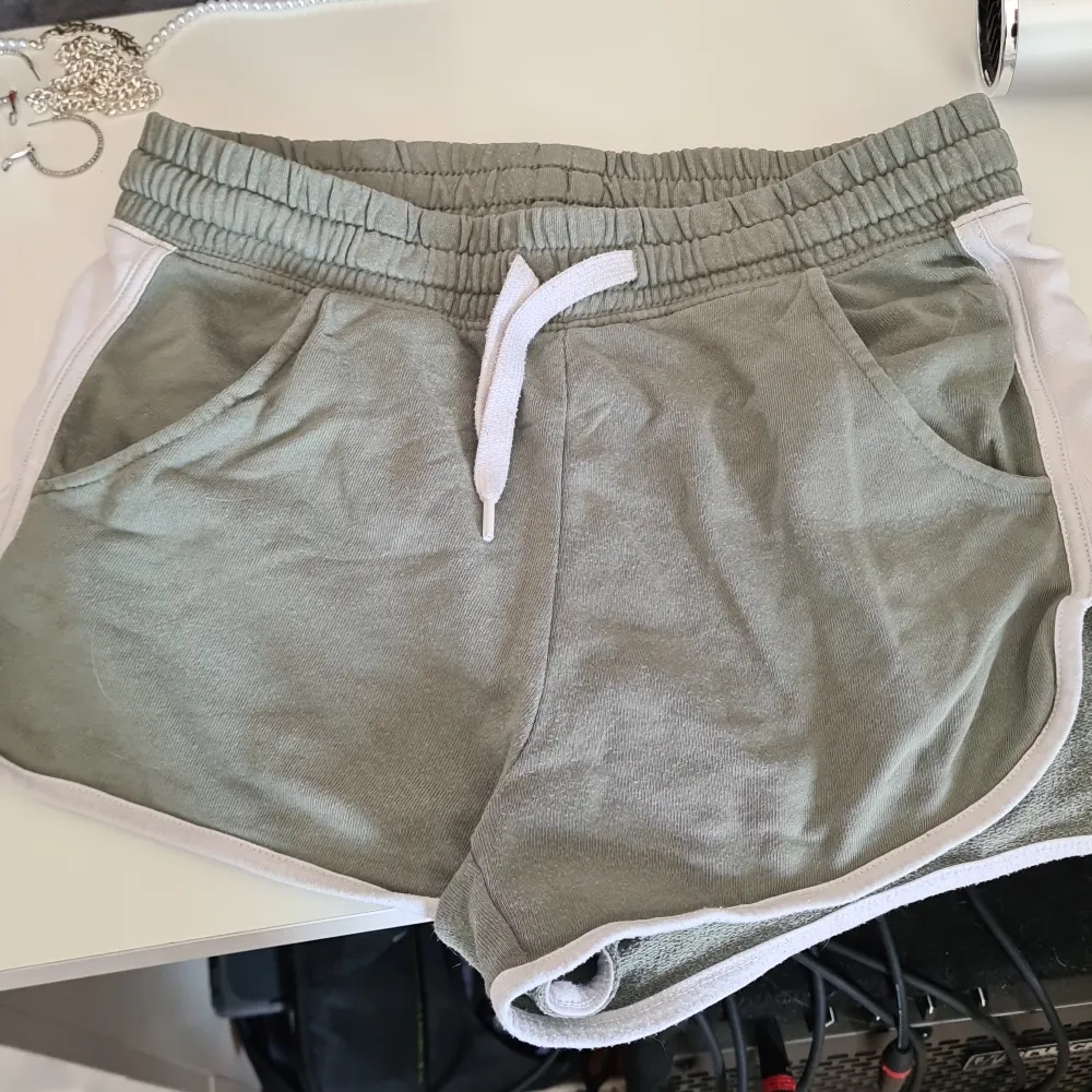 Oanvända, sitter bra😊. Shorts.