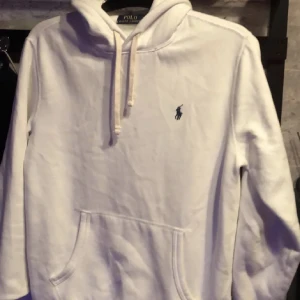 Polo Ralph lauren hoodie - Säljer nu min vita raffe hoodie som knappt är använd, skicket är 9/10 och strl small