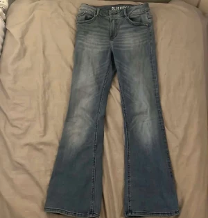 Bootcut jeans  - Ett par bootcutjeans (Nypris ca 400) använda ett fårtal gånger  Kontakta vid fler bilder och intresse✨