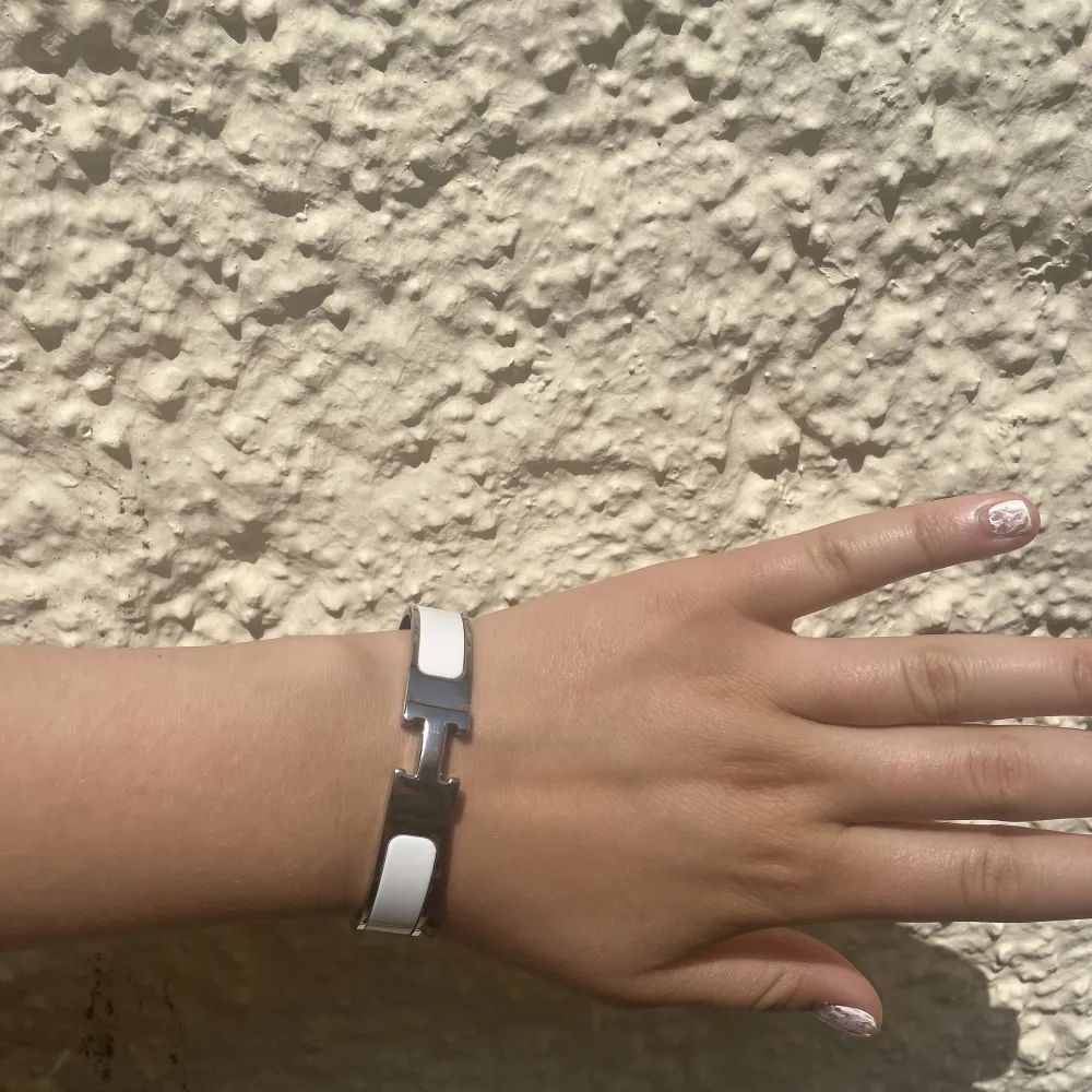 Så fint oäkta Hermes armband! Oanvänd!! ⚠️tryck inte på köp direkt!⚠️ kan först mötas upp i augusti💐. Accessoarer.
