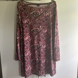 Mönstrad klänning - Fint skick. Lite stor i storleken, passar mig som M/L bra