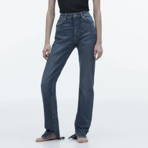 Jeans från zara - Jeans från zara med slits nedtill. Dom jag har är i en ljusare nyans