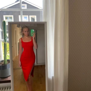 Röd klänning  - Jättefin och smickrande klänning som förtjänar mer användning! Använd ett fåtal gånger. Går att knyta banden i axlarna och justera hur man vill ha den!💕