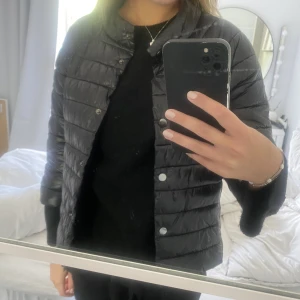 Trekvartsärm jacka  - Trekvartsärm jacka, lite glansig, superfin😍