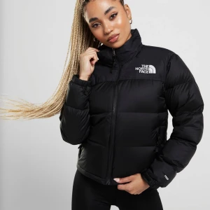 The north face nuptse 1996 jacka dam - Säljer min fina north face jacka, köptes förra vintern och är endast använd en gång, finns inga tecken på användning och inga defekter, en helt ny north face, köptes för 3900kr på hemsidan.