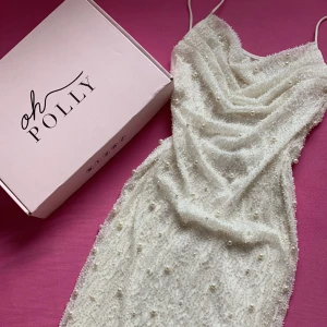 Pärl Klänning  - Säljer min !HELT NYA! Oh Polly klänning då den ej kmr i användning, storlek 8/38/S💓 ordinarie pris 900kr