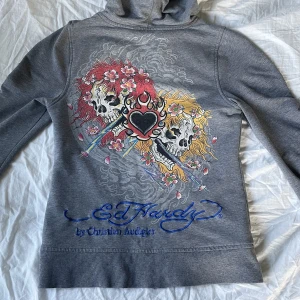 ed hardy hoodie - använd köp nu! ed hardy hoodie sitter supersnyggt💋lite nättningar längst ut på ärmarna