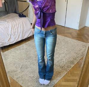 🟰SÅLD🟰Lägger upp dessa jeans igen på grund av missförstånd❤️ Först till kvarn! Midjemått: 74cm Innerbenslängd: 82cm ‼️DIRKETPRIS 400kr först till kvarn som ger mig ett prisförslag på 400kr‼️