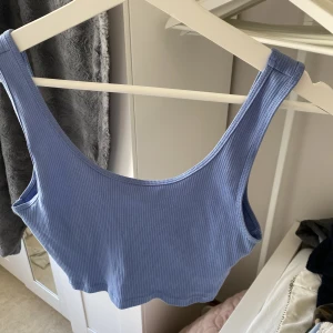Topp - Blå topp från Gina Tricot. Aldrig använt och inga defekter
