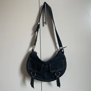 Handväska  - Äldre 2000s handväska i fint skick, rymlig med många fack. Använd gärna köp nu