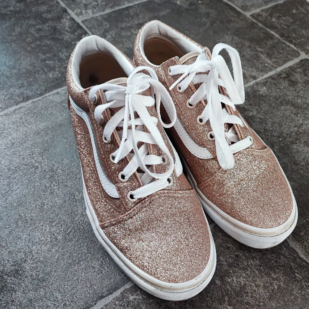 Rose gold glittriga Vans,old skool, storlek 38,5 (mäter 24,5). Blev för stora för mig, provade lite bara så nästan nya. . Skor.