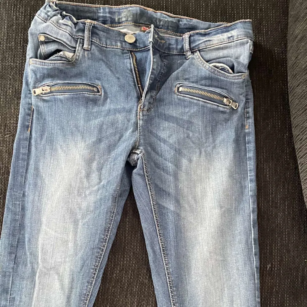 Sköna jeans med dragkedja som detalj. . Jeans & Byxor.