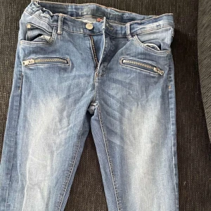 Jeans - Sköna jeans med dragkedja som detalj. 