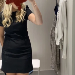 Klänning h&m - Jättefin klänning från H&M aldrig använt 💖säljer pga att den är lite liten storlek 32 men jättefint material 