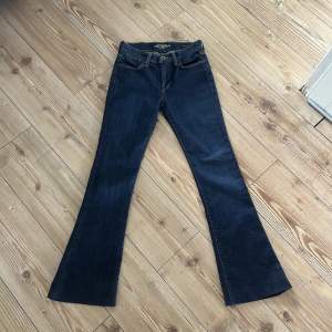 Super snygga lågmidjade bootcut jeans från Lucky Brand, i modellen Charlotte Kick Flare. Jättebra kvalitet och fina detaljer. Säljes på hemsidan för ca 1000kr.  Midjemått: 65cm Innerbensmått: 74cm Ytterbensmått från midjan: 100cm Köpare står för frakt💗