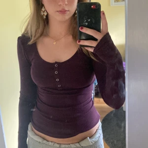 Vinröd Farfarströja - Jättefin farfarstöja med urringning från pieces 💕💕