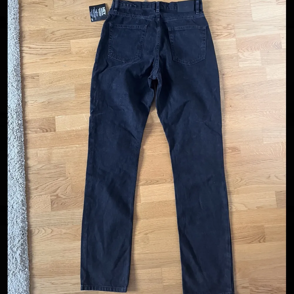 Svarta jeans i modellen ”Cheeky Fit Long Leg Denim”. Helt nya med lappen kvar, nypris 599kr🫶🏼. Jeans & Byxor.