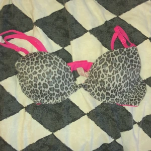 Victoria secret bh - En super snygg vs bh med leopard mönster! A cuper. 300+50 kr frakt. Ungefär helt oanvänd!!