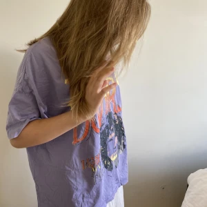 Band t-shirt  - Jätte cool lila band t-shirt av the doors 😱 man kan köpa även om man inte lyssnar på dom för de är en cool tröja (det var de jag gjorde)