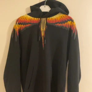 Marcelo burlon hoodie  - Knappt använd Tags medförljer Pris kan diskuteras vid snabb affär  Storleken är väldigt oversized 