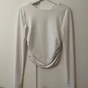 Jättefin tröja med öppen rygg från en av Hanna Schönbergs tidigare kollektioner tillsammans med NA-KD i storlek S. Frakt ingår ej i priset 