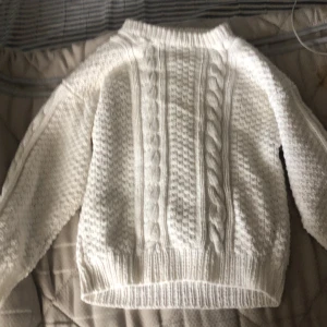 Stickad tröja  - Nyskick och passar typ st 140/150 å lite mer har ingen storlek💗