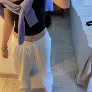 Linnebyxor  - Vita linnebyxor från Vero Moda. Använda sparsamt Frakt ingår ej 