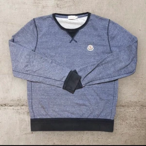 Moncler Sweatshirt (Blå) - Moncler Sweatshirt (Blå) Tröjan är storlek M och är i toppskick!  Nypris: ca 5 000kr Mitt pris: 1200 (kan diskuteras vid snabb affär)