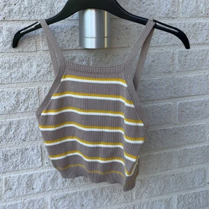 Finatickat randigt linne  - Perfekt sommartopp till ett par linnebyxor eller liknande, xs 100kr inklusive frakt 