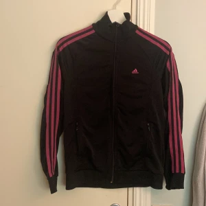 Adidas zip-up  - Köpte denna vara på Sellpy och är i väldigt bra skick, inga fel alls på den vad jag märkt. Sitter jätte bra på mig som är xs/34 står dock storlek 40 i tröjan dock 