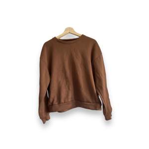  säljer den hära bruna sweatshirten som passar båda storlekarna M och L . Längden på tröjan är mer kort än lång .