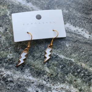 Blixt - Dessa super snygga är just nu i örhängsformat men går självklart att göra om till andra smycken 