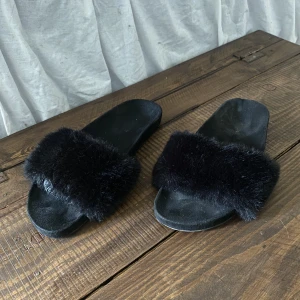 Tofflor - Svarta tofflor med fejkpäls. Använda men i fint skick. Storlek 37.