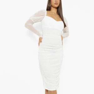 Vit klänning  - Helt oanvänd klänning där prislappen hänger kvar, jag säljer den pågrund av att den inte är i min storlek. 