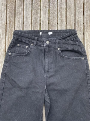Svarta jeans från NA-KD - Rensar garderoben! Knappt använda, vid modell men normala i storleken. Älskar passformen men för stora. Lite smutsiga längst ner (pga lite för långa för mig) men går bort direkt i tvätten! Skriv för fler bilder!