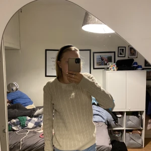 Stickad/ flätad tröja  - Säljer denna jätte sköna tröja för att den inte kommer till andvänding. ❤️