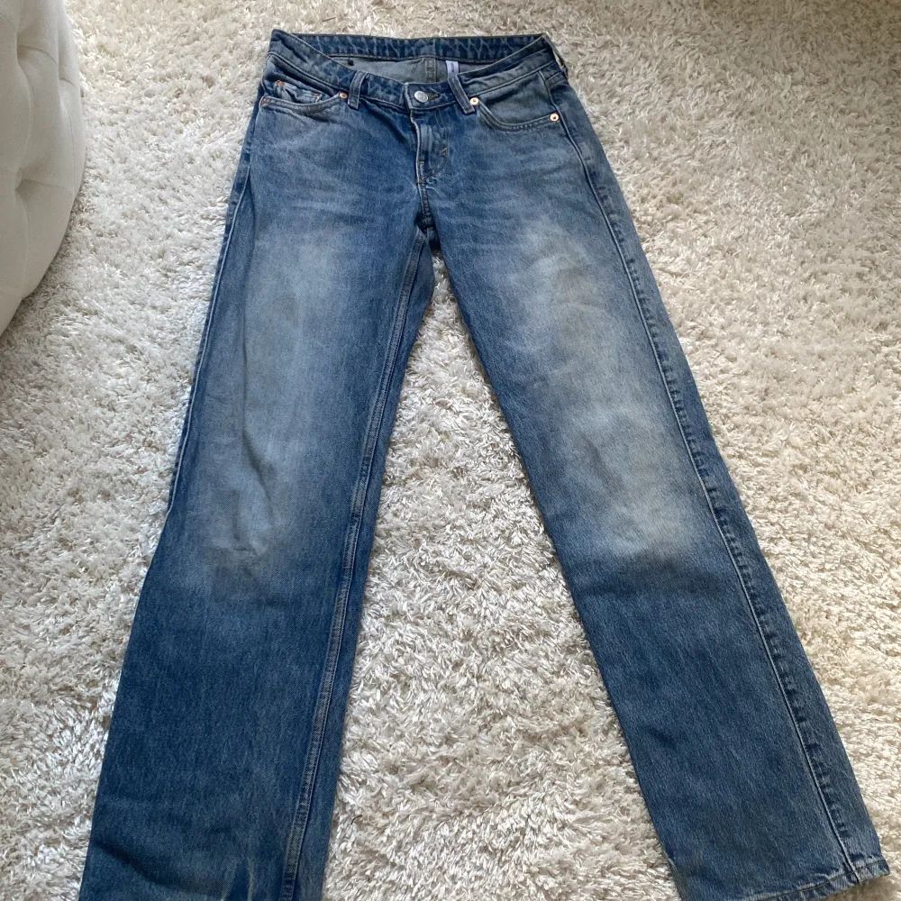 Snygga jeans från weekday,används inte längre då de inte passar. Jeansen är fräscha och i bra skick. Jeans & Byxor.