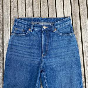 Rensar garderoben! Blå jeans med hög midja och ganska smala ben, ankellängd. Använda en gång så i jättefint skick! Säljer pga för små. Skriv för fler bilder!