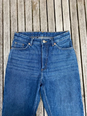 Blå jeans från monki - Rensar garderoben! Blå jeans med hög midja och ganska smala ben, ankellängd. Använda en gång så i jättefint skick! Säljer pga för små. Skriv för fler bilder!