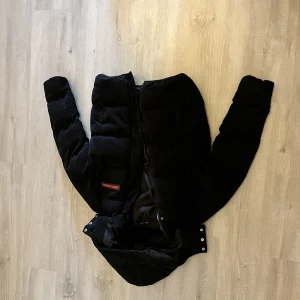 Night addict Jacka - Säljer min night addict jacka som inte har använts mycket alls. 