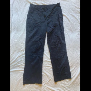 Vida svarta byxor  - Vida svarta byxor, kostymbyxor. Midrise. Kostymbyxor.