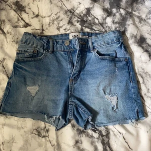 Blåa jeans shorts🤩 - Blåa jeans shorts från lager 157 i storlek 160 men går o justera i midjan😊🤩(använda 1-2 gånger)